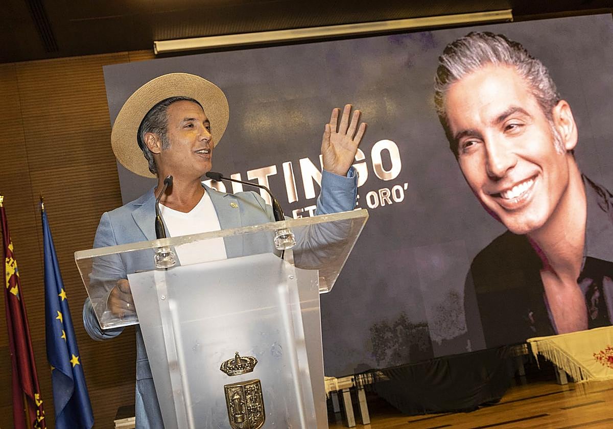 El cantaor Pitingo agradece al Cante de las Minas la concesión del Castillete de Oro.