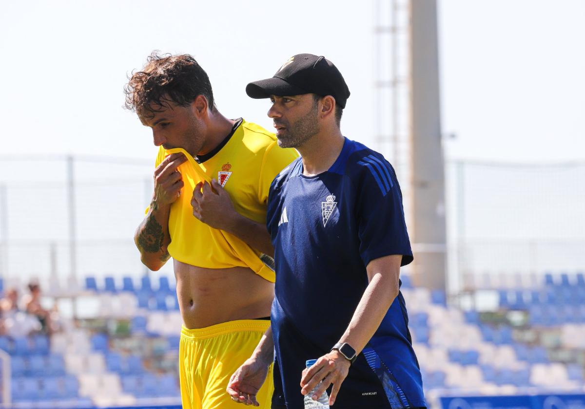 Fran Fernández, entrenador del Real Murcia, con Pedro León, capitán, esta pretemporada.