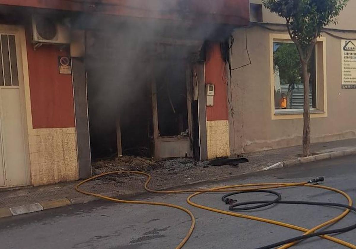 El incendio del taller de motos ya apagado.