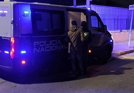La Policía Nacional traslada al detenido.