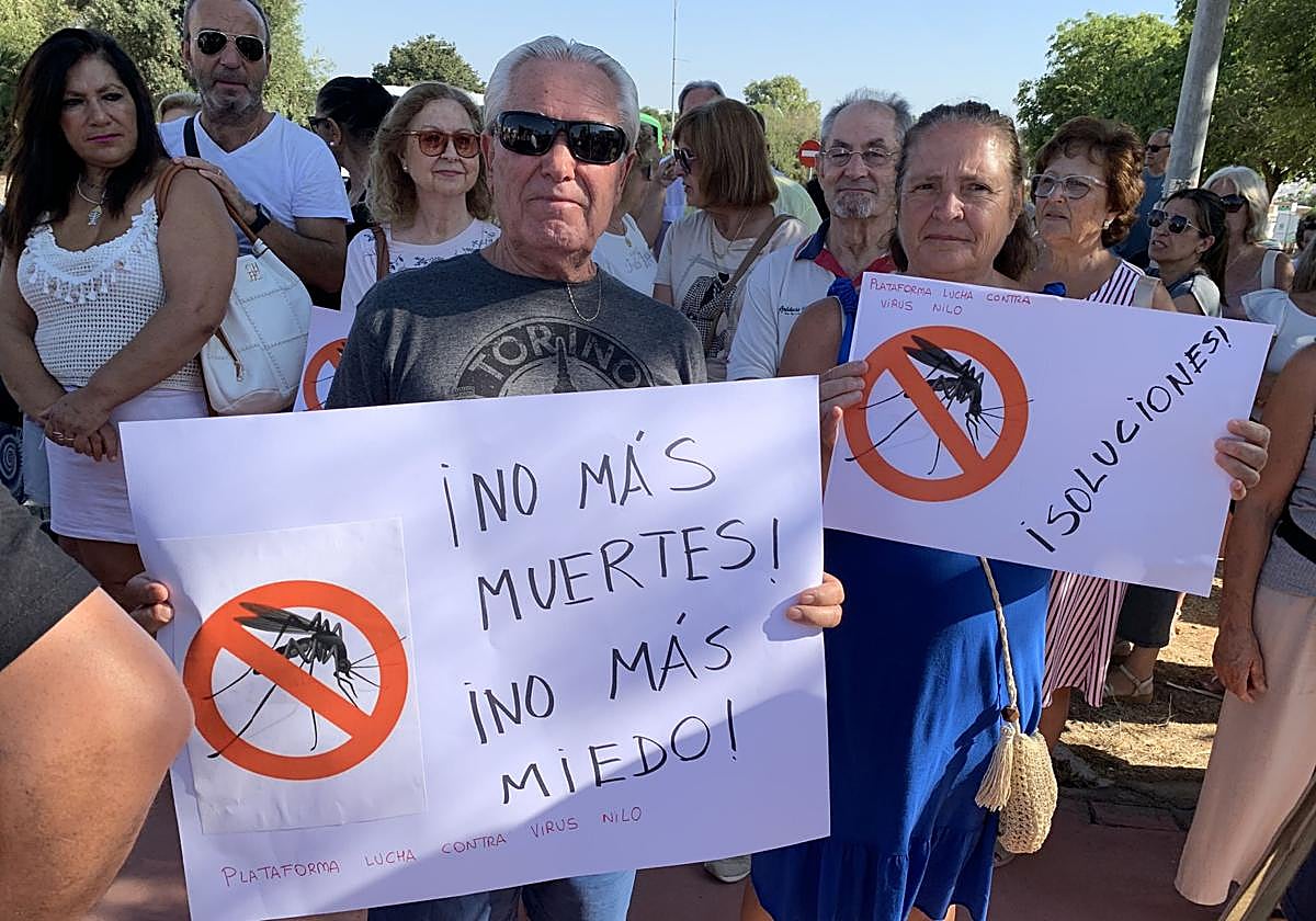 Concentración de vecinos de las zonas donde se ha notificado la presencia de mosquitos portadores del virus del Nilo.