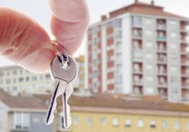 Una persona sujeta las llaves de una vivienda, en una fotografía de archivo.