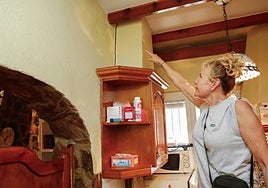 Beatriz Ros, afectada por las obras del AVE en Lorca, muetra una grieta en su vivienda.