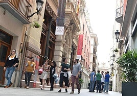 Viandantes paseando por la calle Trapería.