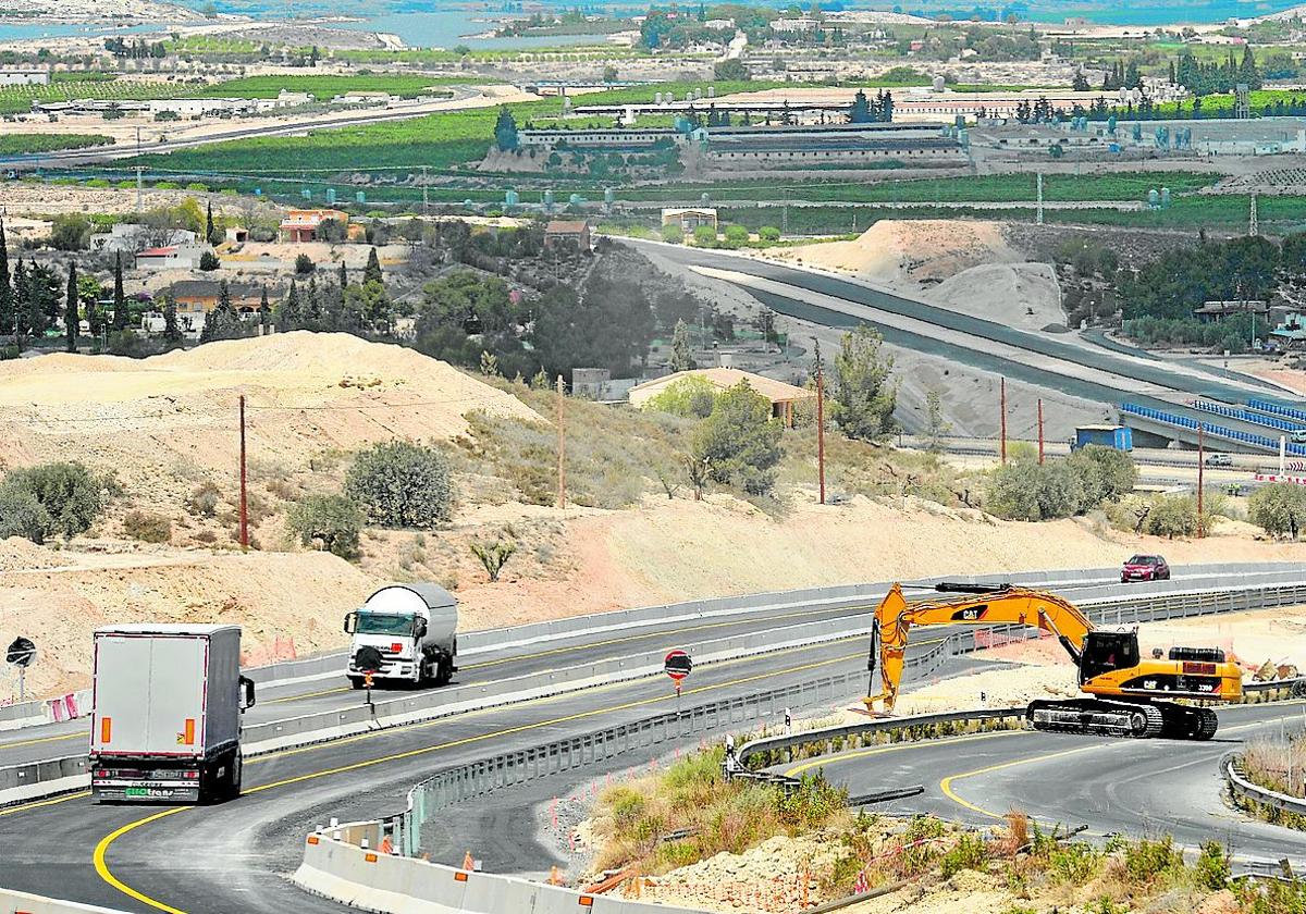 Trabajos de entronque del Arco Noroeste (en la parte superior) con el vial del Noroeste y la autovía Murcia-Puerto Lumbreras.