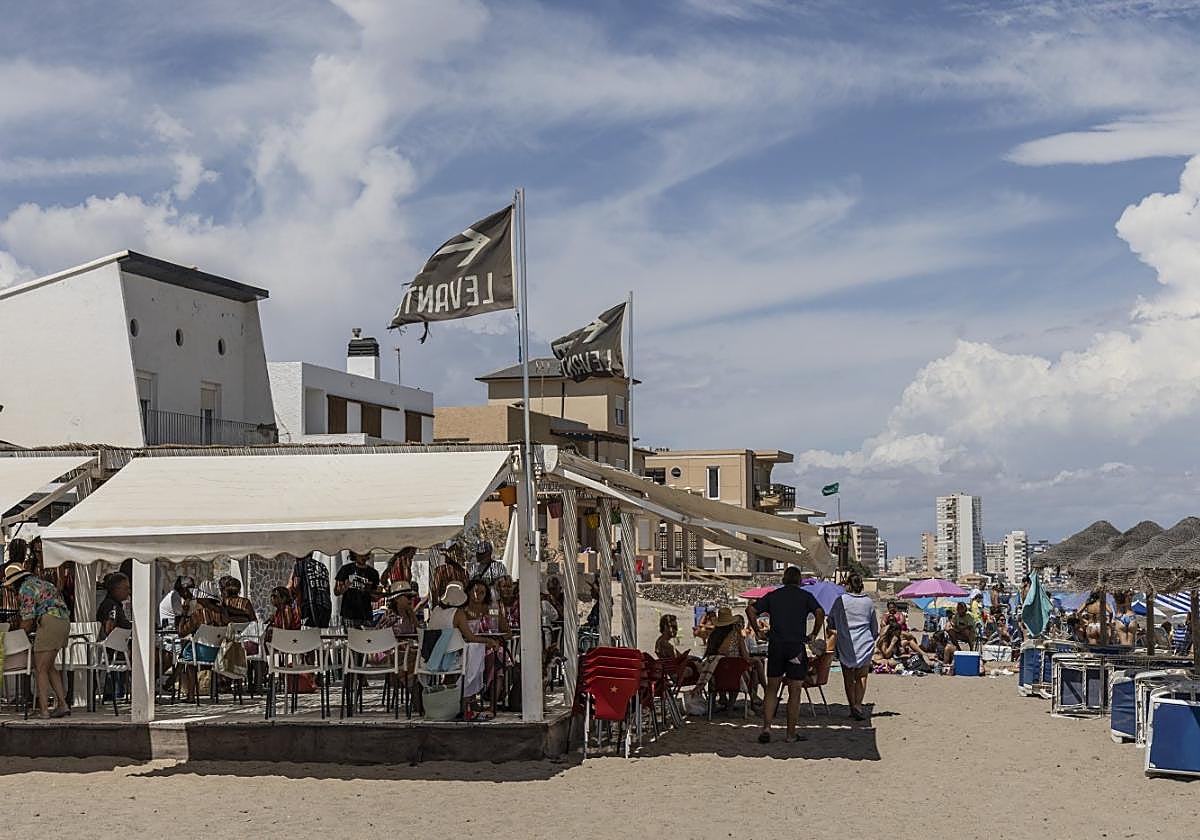 Los clientes disfrutan en la terraza de un chiringuito en Cabo de Palos.