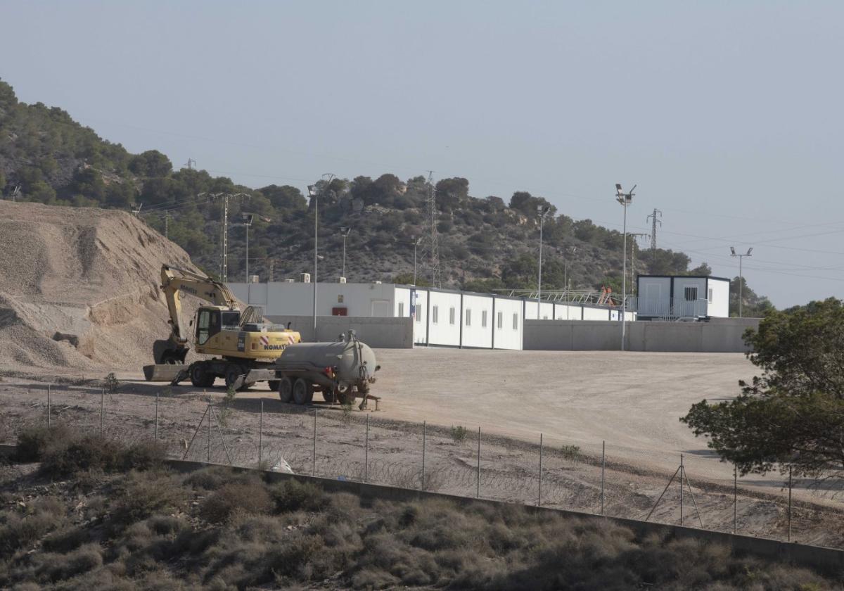 Una máquina acondiciona los accesos al nuevo Cate ubicado en La Algameca Chica.