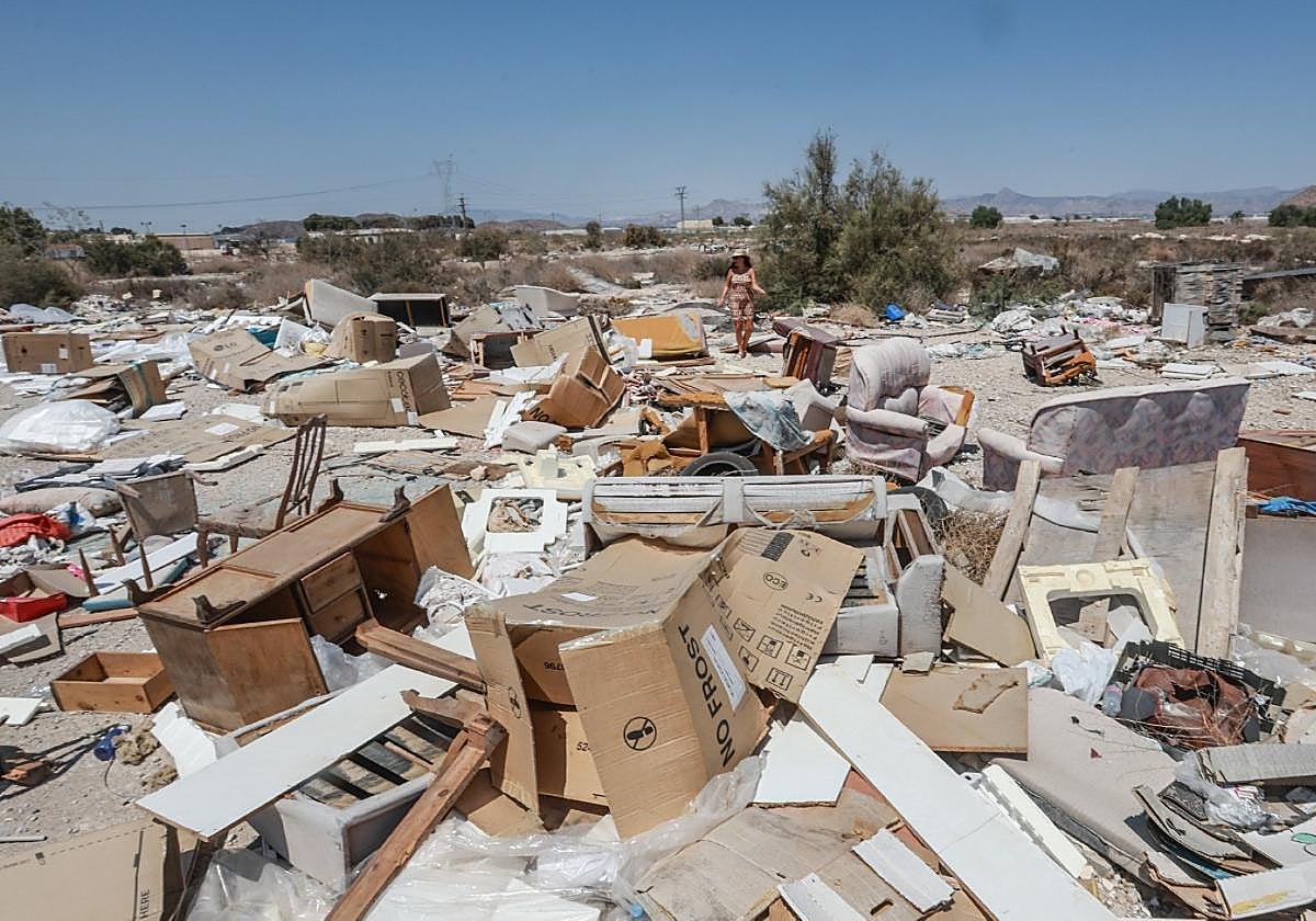 Enseres y basura, en el polígono de Puente Alto.