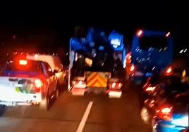 Efectivos de bomberos de camino para intervenir en el siniestro.