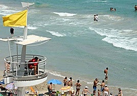 Una playa con bandera amarilla.