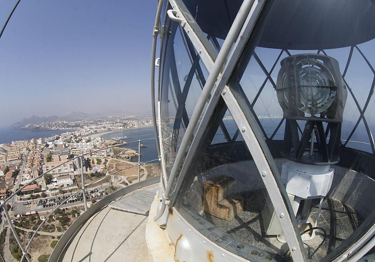 Linterna del faro de Cabo de Palos y, al fondo, vistas de La Manga del Mar Menor.