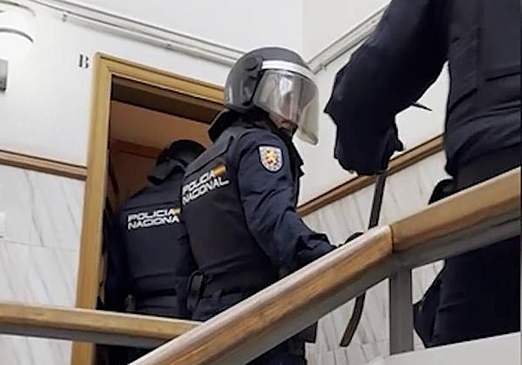 Los agentes entran a registrar una vivienda.