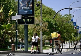 Un termómetro marca 44 grados en el centro de Murcia, en una foto de archivo.