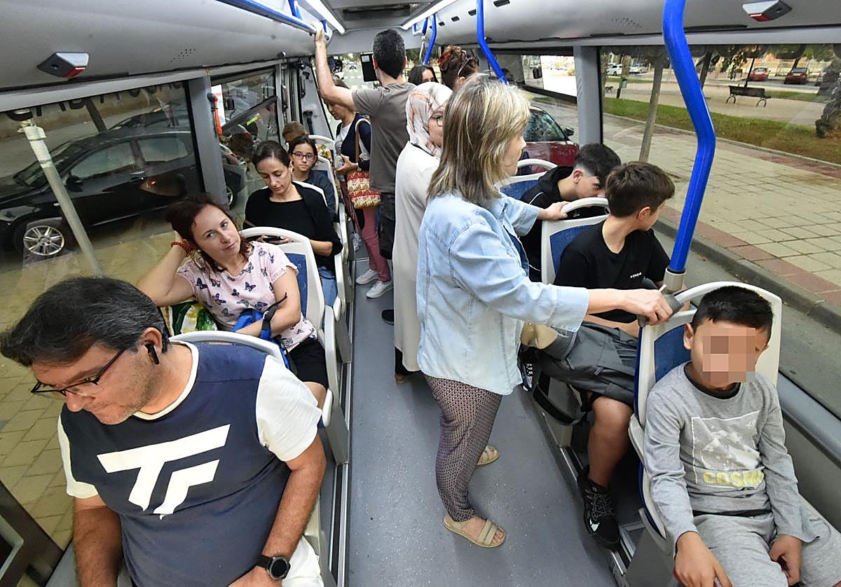 Pasajeros en el interior de un autobús 'colorao' de Murcia.