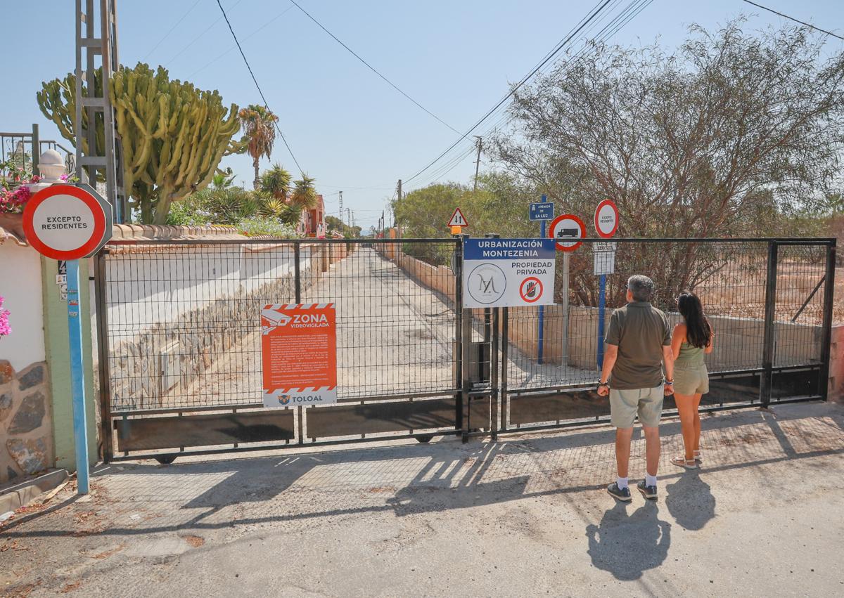 Secondary image 1 - Fence installed by the residents of Montezenia to restrict access exclusively to residents.