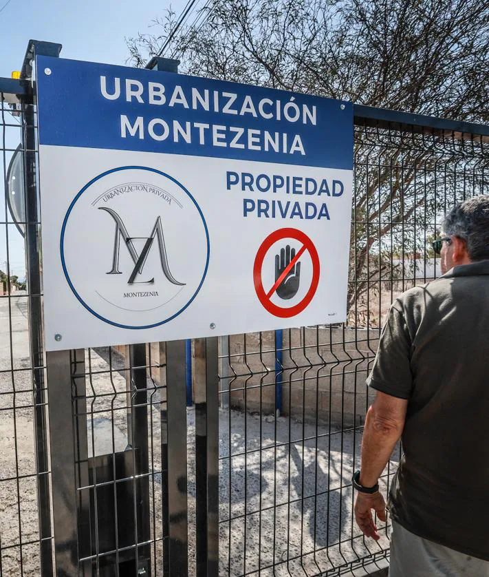 Secondary image 2 - Fence installed by the residents of Montezenia to restrict access exclusively to residents.