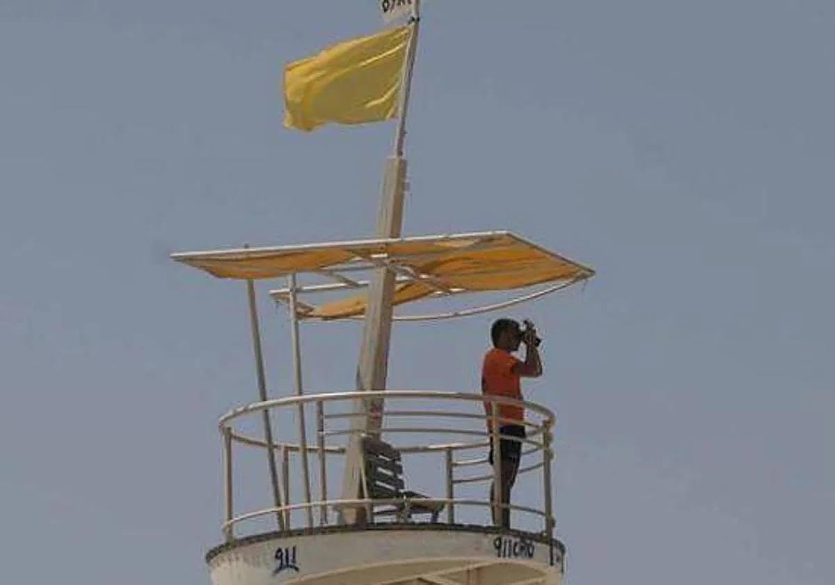 Bandera amarilla en una playa de la Región de Murcia, en una imagen de archivo.
