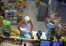 Momento en el que uno de los detenidos asaltó un establecimiento de Santomera.