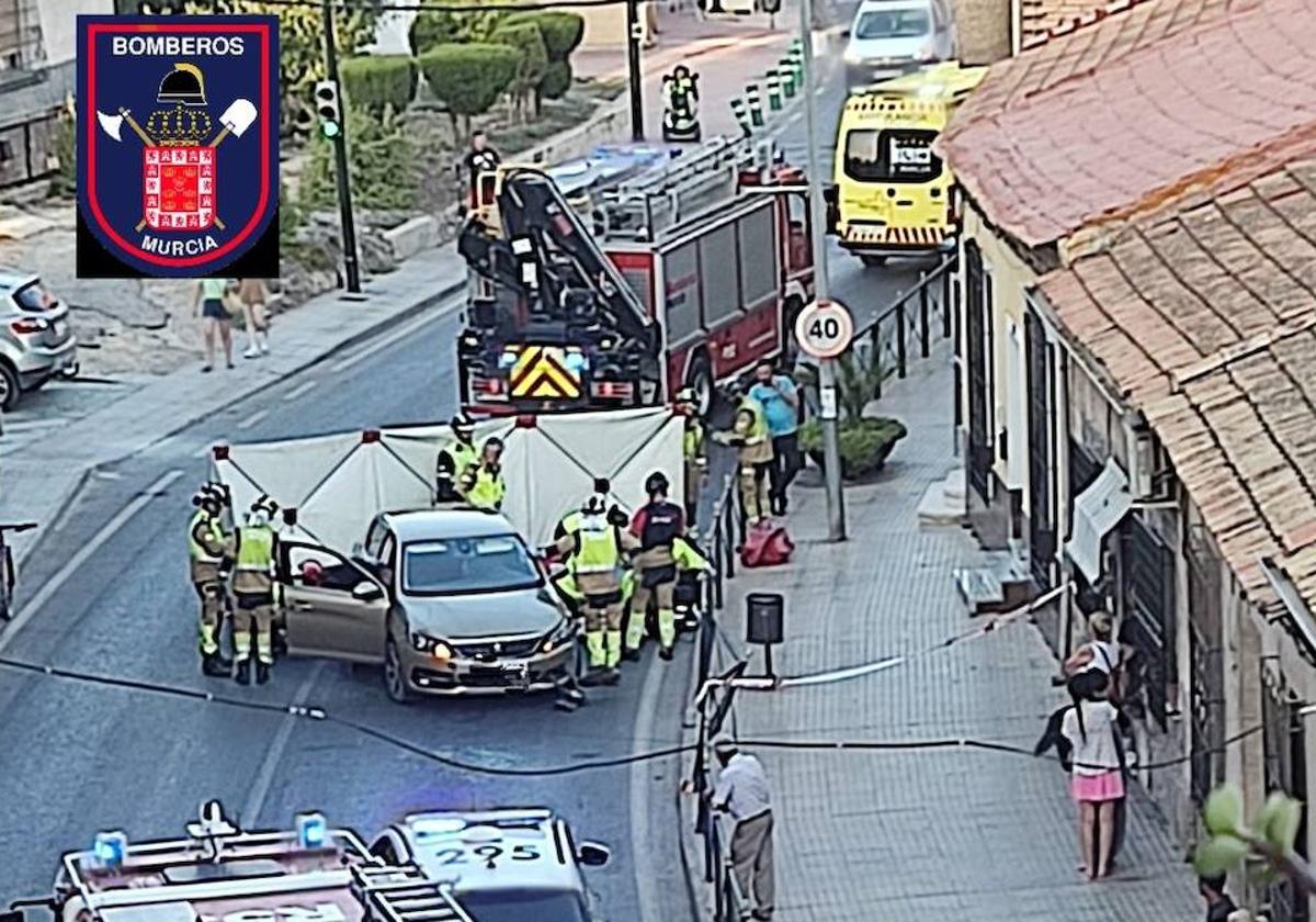 Efectivos socorriendo al anciano herido.