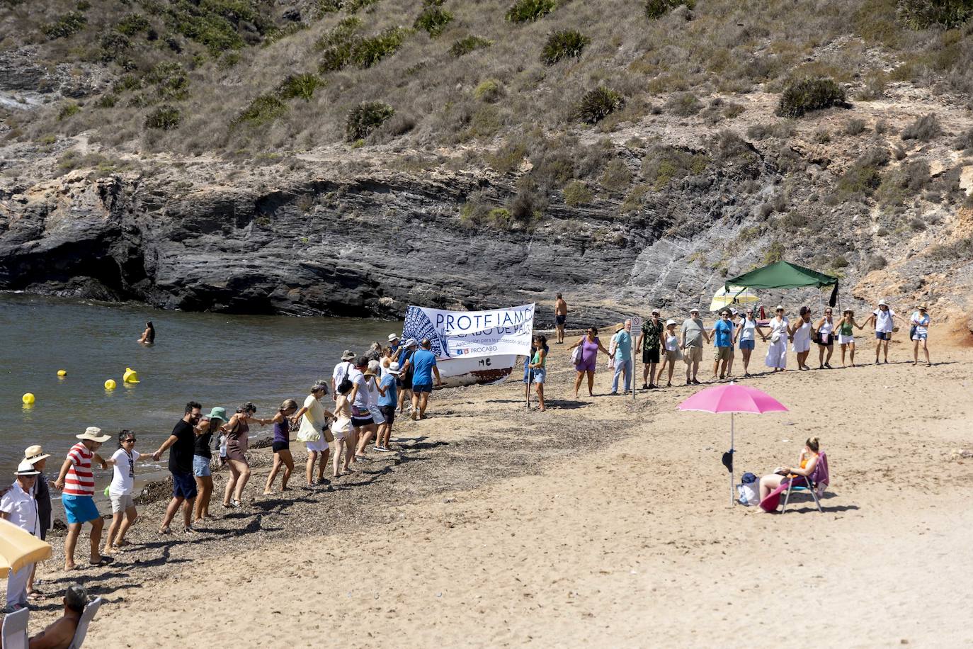 En imágenes, la cadena humana contra los vertidos de la depuradora a Cala Reona