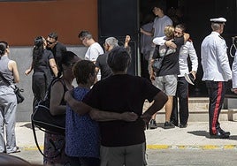 Vecinos, familiares y amigos despiden a Sandra y Óscar este sábado.