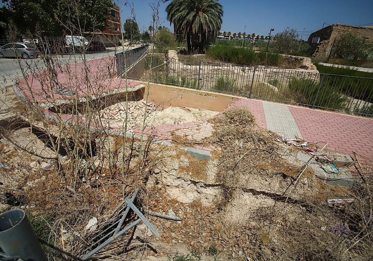 Imagen del estado de la acera, la Torre del Moro y el Molino.