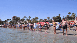 Ciudadanos unen sus manos en el abrazo al Mar Menor en Santiago de la Ribera.