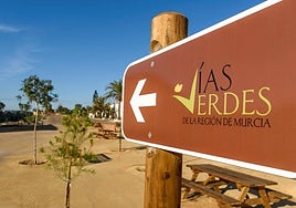 Cartel señalizador de uno de los senderos integrados en la Red de Vías Verdes de la Región de Murcia.