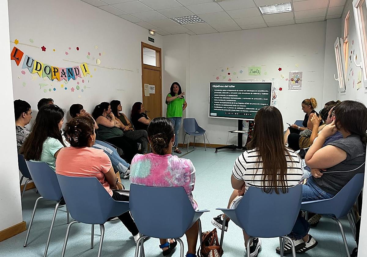 Un grupo de mujeres, en un curso de servicios sociales.