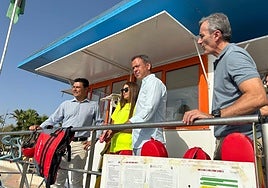 El alcalde de San Javier, José Miguel Luengo; el consejero Marcos Ortuño y el director de Seguridad y Emergencias, Pedro Vicente; junto a una socorrista del Plan Copla, en un puesto de vigilancia de Santiago de la Ribera.