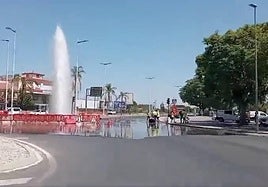 El 'géiser' provocado por la rotura de la tubería, junto a La Fica, en Murcia.
