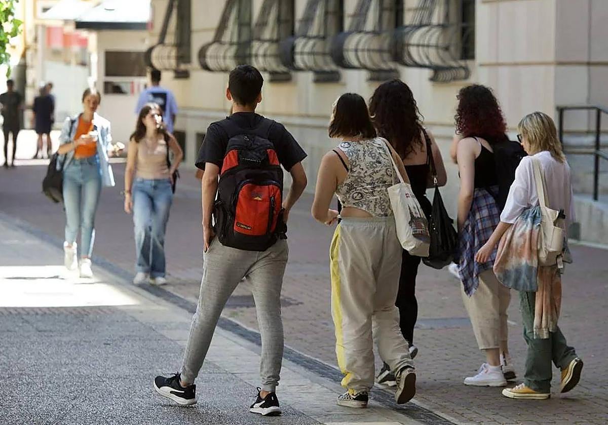 Varios jóvenes pasean por el centro de Murcia, en una imagen de archivo.