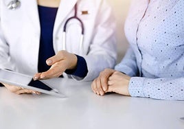 Una paciente en una consulta médica, en una imagen de archivo.