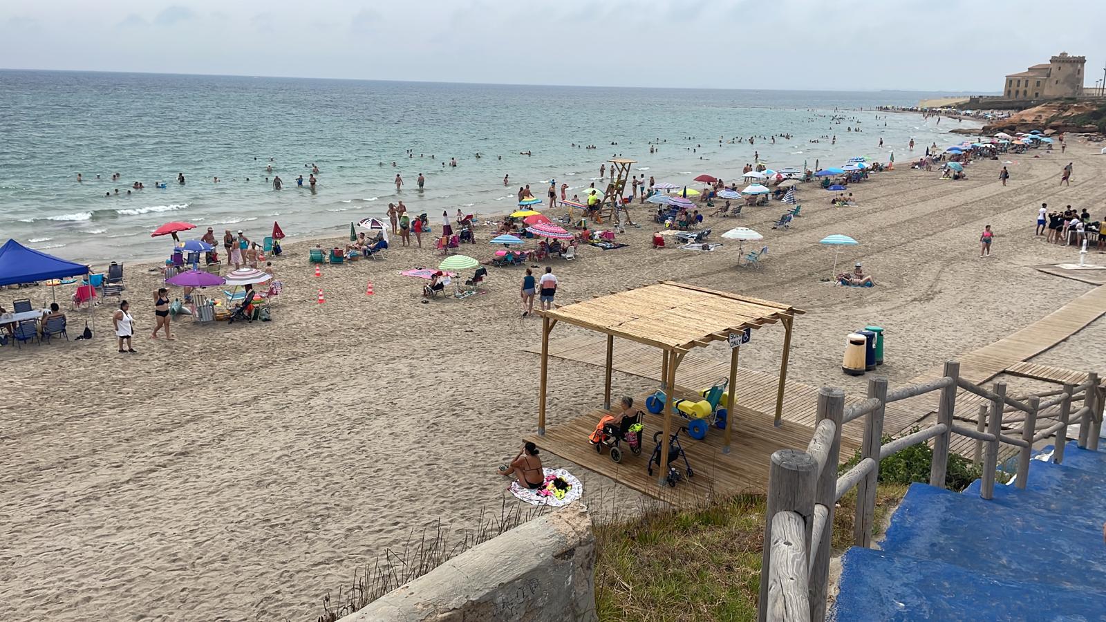 Bañistas en una de las playas de Pilar de la Horadada.