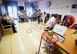 Usuarios del centro realizan actividades en él.