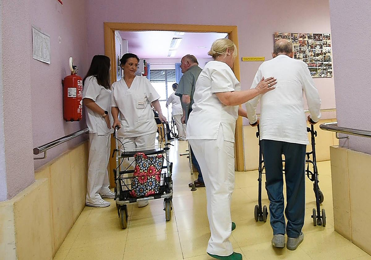 Imagen principal - Usuarios del centro de día de la pedanía murciana de Cabezo de Torres.