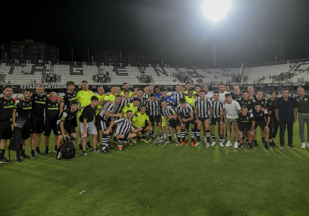 Plantilla y cuerpo técnico del Cartagena tras imponerse al Almería en la tanda de penaltis del trofeo Carabela de Plata.