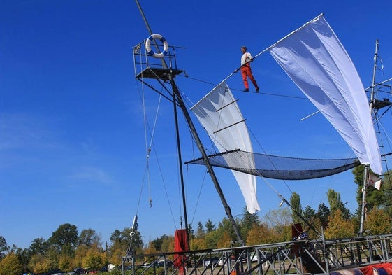 Un hombre haciendo acrobacias en el festival.