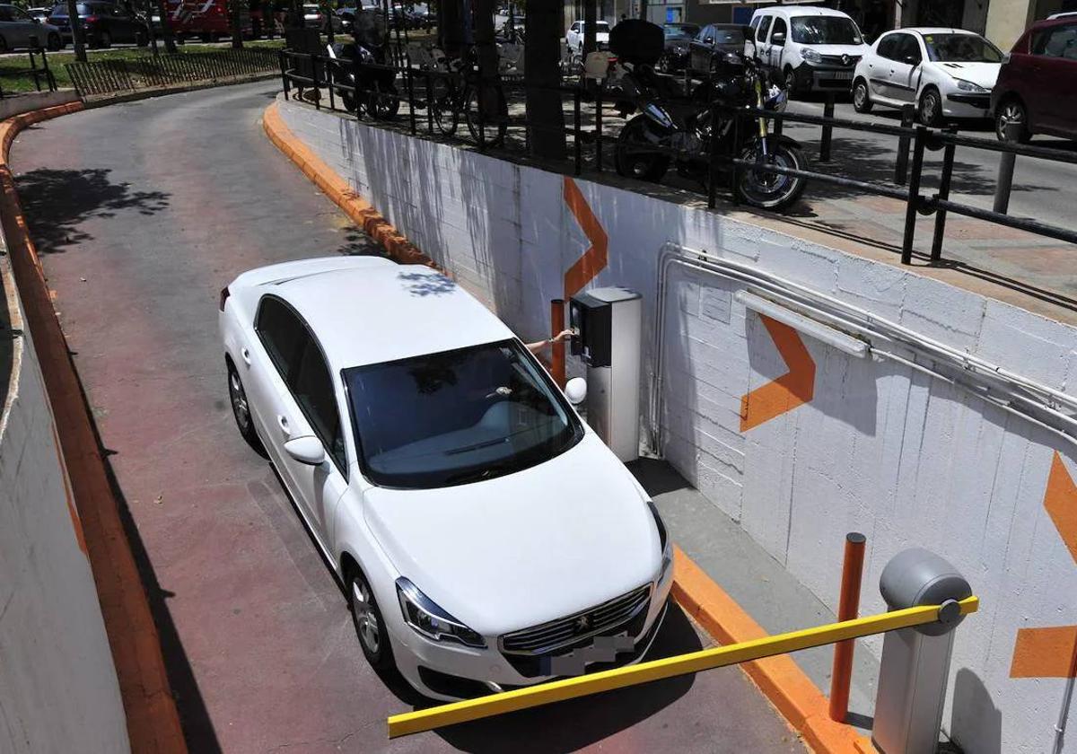 El responsable de pagar si te dan un golpe en el coche mientras está aparcado en un parking