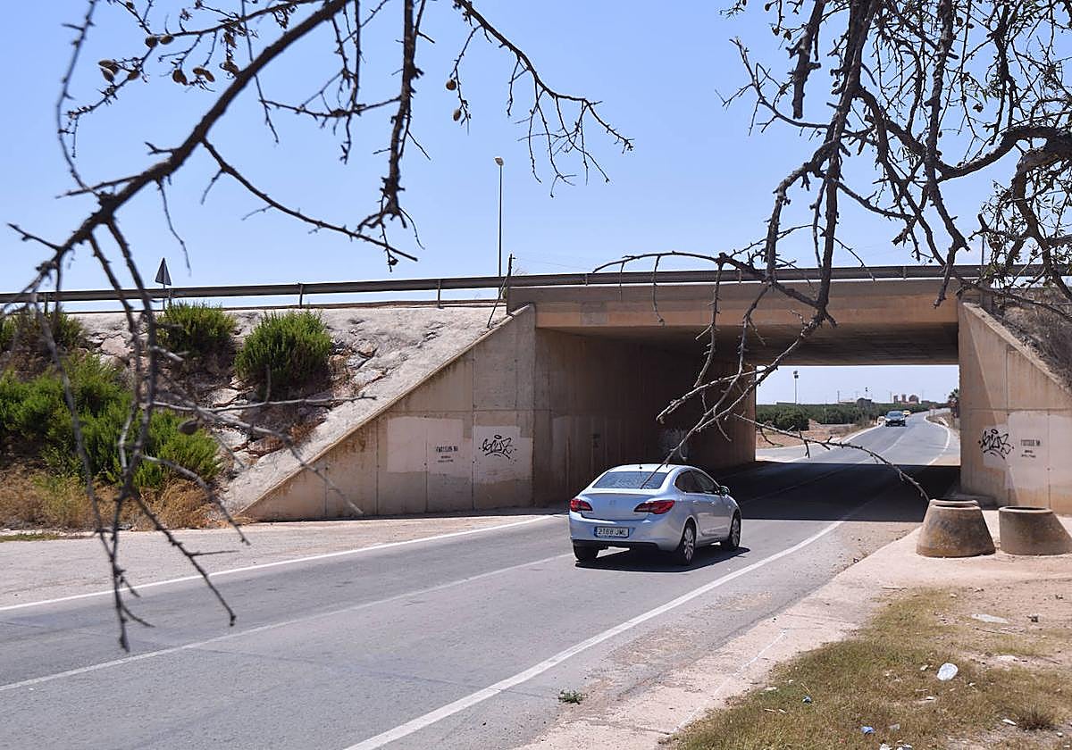 Unos vehículos circulan ayer por la carretera de Pozo Aledo a Dolores de Pacheco, junto al lugar donde se produjo el accidente mortal.