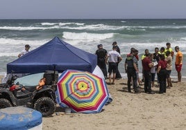 Policías y socorristas, el pasado 30 de julio en la playa de La Sirena de La Manga, donde fue localizado el cuerpo sin vida de un adolescente de 17 años.