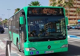Un autobús en el litoral de Cartagena.