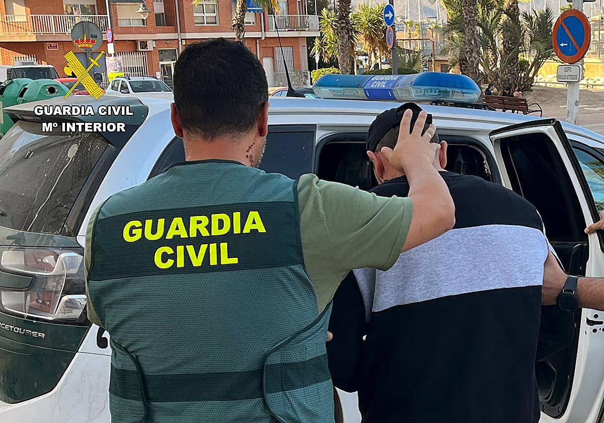 Uno de los agresores en el momento de la detención.