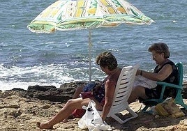 Imagen de archivo de dos mujeres en la playa.