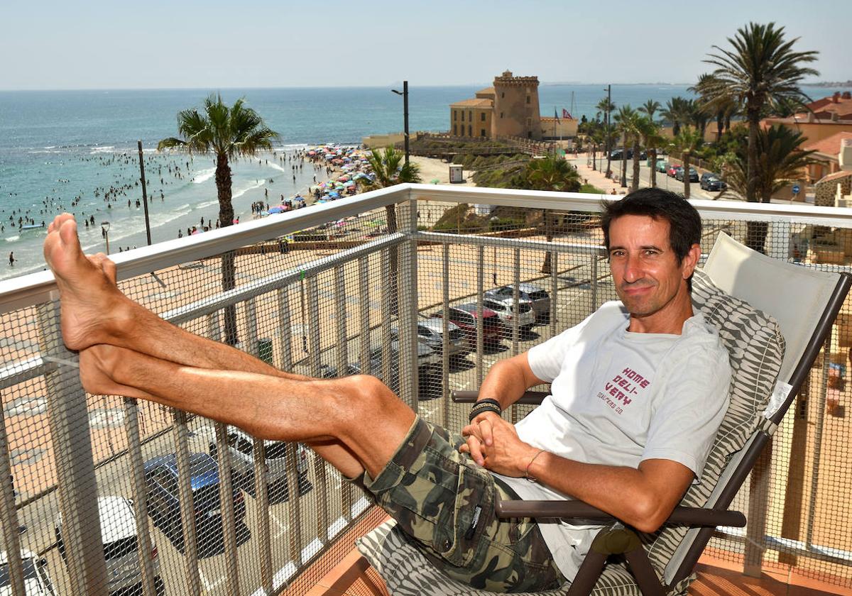 El marchante Darío Vigueras descansando en la terraza de su casa, con vistas a la Torre Vigía de Torre de la Horadada.