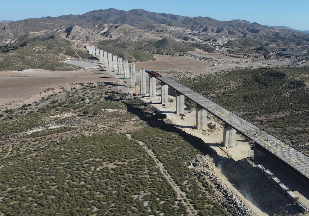 Construcción de un viaducto en Níjar para la plataforma de alta velocidad entre Murcia y Almería. La totalidad de la línea está ejecutada al 65%.