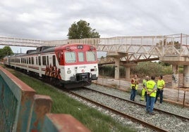 El tren afectado, tras salirse algunos ejes de la vía.