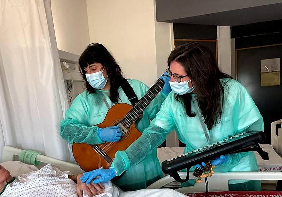 Una de las sesiones de musicoterapia a un paciente con cáncer en La Arrixaca.