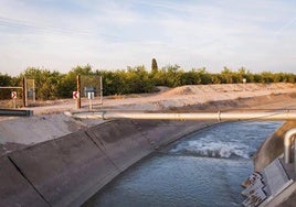 El canal del Trasvase, a su paso por Santomera, en una imagen de archivo.