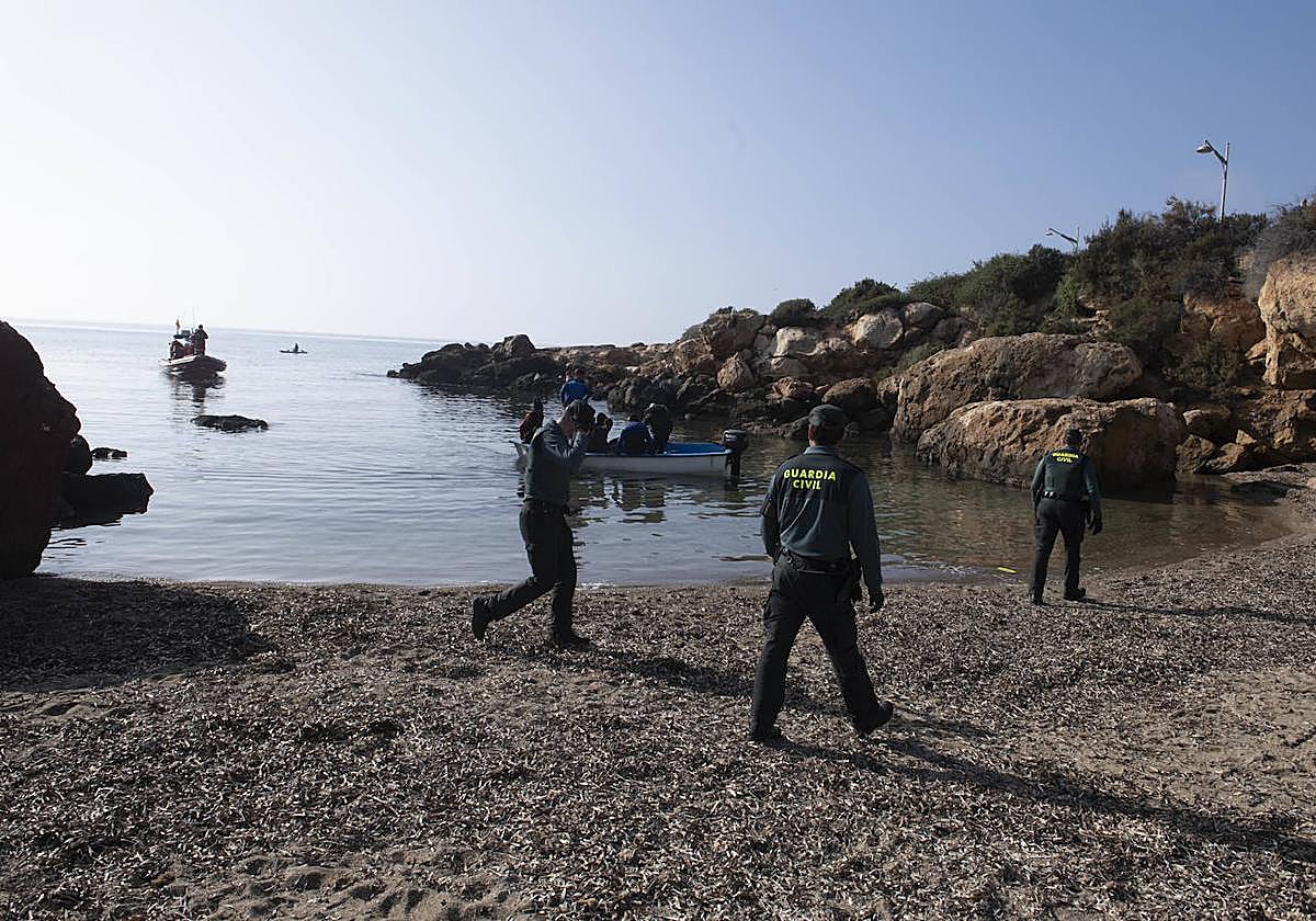 Agentes de la Guardia Civil vigilan la llegada de una patera al litoral de Isla Plana, en Cartagena, en una imagen de archivo.